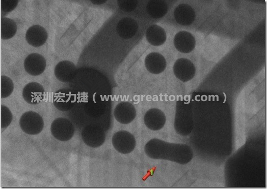 BGA因為焊墊變小，造成錫膏過多而最終形成焊接短路的結果。