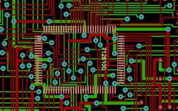 圖1：兩種PCB模型的部分電路。頂圖：傳統設計版本。